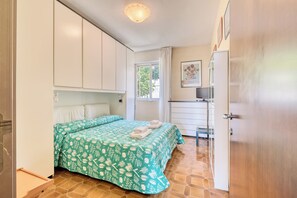 2 間睡房、房內夾萬、熨斗/熨衫板、床單