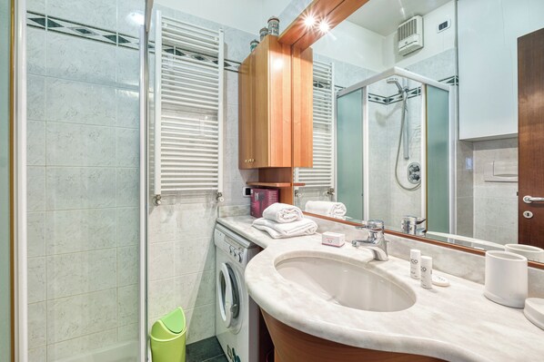 家庭公寓, 多間臥室 (Casa 3 Ponti) | 浴室 | 淋浴設備、風筒、坐浴桶、提供毛巾