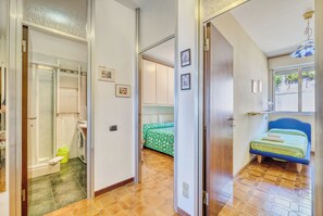 2 soverom, safe på rommet, strykejern/-brett og sengetøy