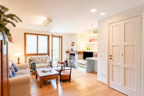 Family Apartment, Multiple Bedrooms, 2 Bathrooms (Plan Gorret Beautiful Flat In) | Living area | Flat-screen TV, fireplace