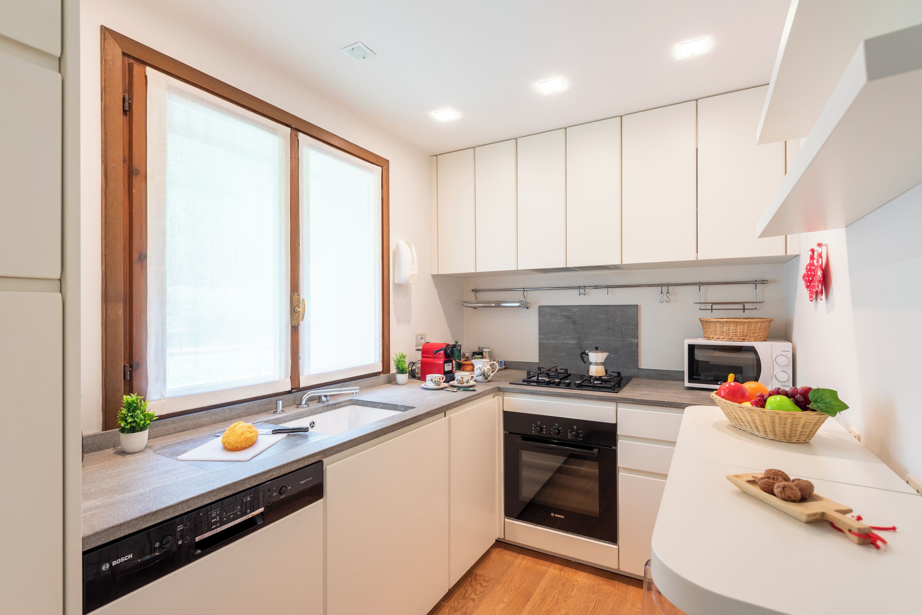 Familie appartement, meerdere slaapkamers, 2 badkamers (Plan Gorret Beautiful Flat In) | Privékeuken | Een koelkast, een microgolfoven, een oven, een kookplaat