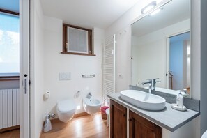 Departamento familiar, varias habitaciones, 2 baños (Plan Gorret Beautiful Flat In) | Baño | Tina con regadera, secadora de cabello, bidet, toallas 