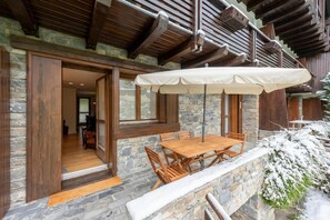 Departamento familiar, varias habitaciones, 2 baños (Plan Gorret Beautiful Flat In) | Restaurante al aire libre