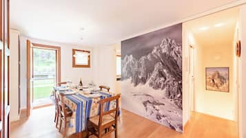 Family Apartment, Multiple Bedrooms, 2 Bathrooms (Plan Gorret Beautiful Flat In) | Dining