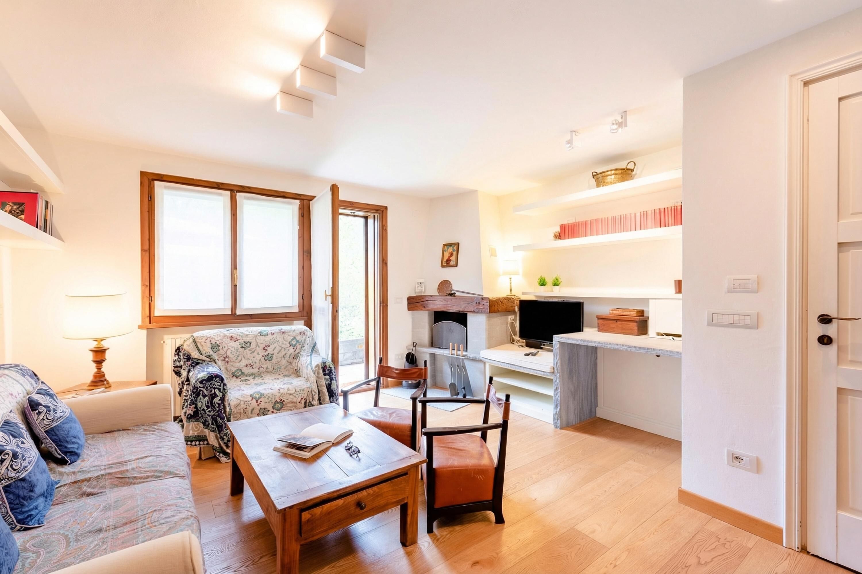 Perhehuoneisto, useita makuuhuoneita, 2 kylpyhuonetta (Plan Gorret Beautiful Flat In) | Oleskelualue | Taulutelevisio, takka