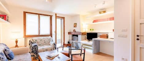 Perhehuoneisto, useita makuuhuoneita, 2 kylpyhuonetta (Plan Gorret Beautiful Flat In) | Oleskelualue | Taulutelevisio, takka