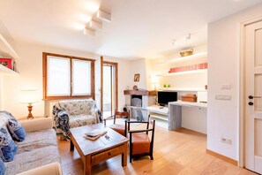 Apartamento familiar, varias habitaciones, 2 baños (Plan Gorret Beautiful Flat In) | Zona de estar | Una televisión de pantalla plana, una chimenea