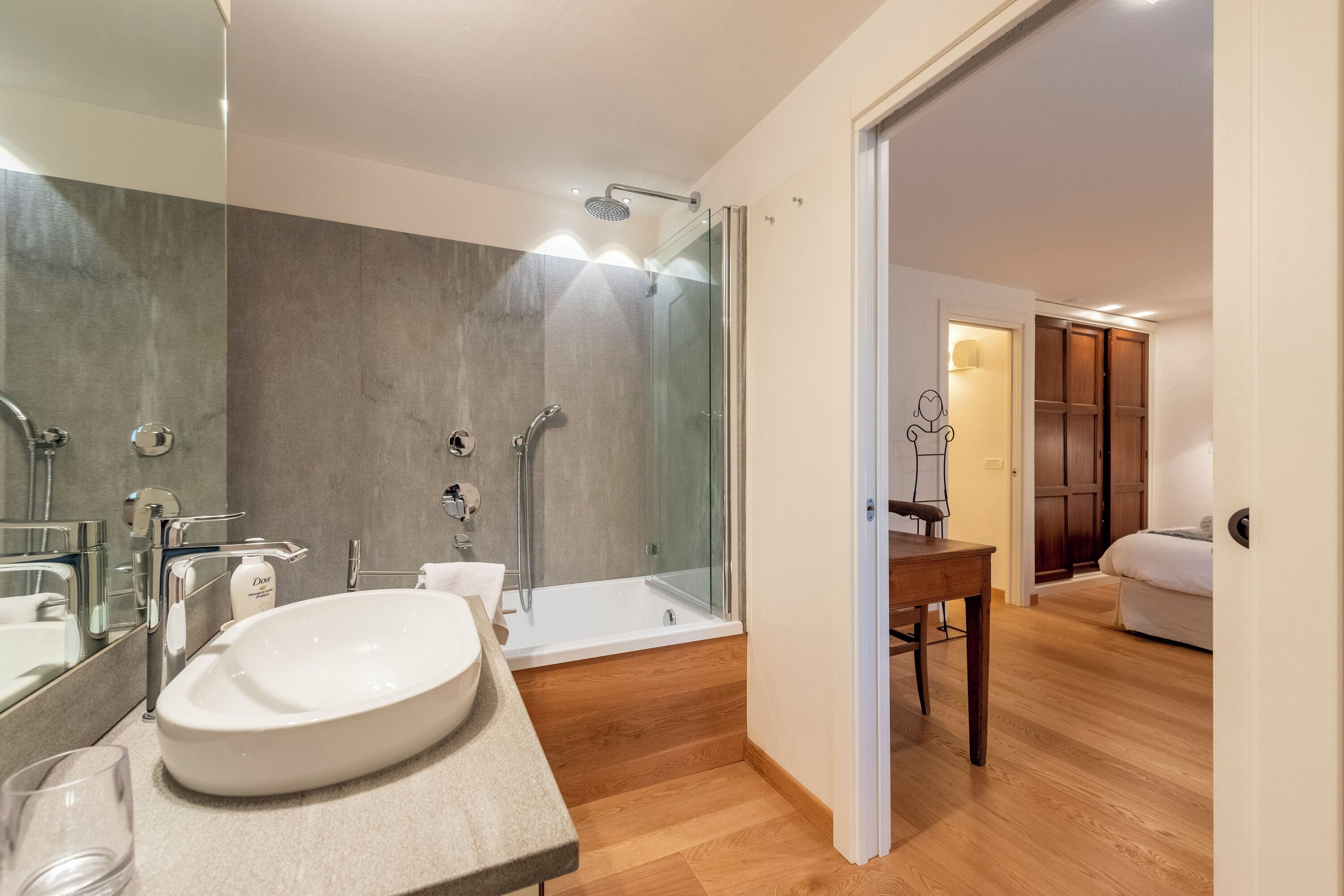 Căn hộ dành cho gia đình, nhiều phòng ngủ, 2 phòng tắm (Plan Gorret Beautiful Flat In) | Phòng tắm | Vòi sen/bồn tắm kết hợp, máy sấy tóc, chậu vệ sinh/vòi rửa, khăn tắm 