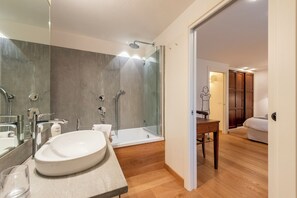 Apartamento família, vários quartos, 2 banheiros (Plan Gorret Beautiful Flat In) | Banheiro | Chuveiro/banheira combinados, secador de cabelo, bidê, toalhas de banho