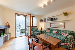 Flat-screen TV, fireplace - Plan Gorret Wonderful Flat In Courmayeur (Courmayeur)