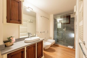 Appartement familial, plusieurs chambres (Plan Gorret Wonderful Flat In) | Salle de bain | Ensemble baignoire-douche, séchoir à cheveux, bidet, serviettes fournies