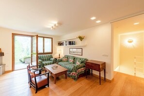 Flat-screen TV, fireplace