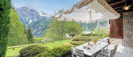 Family Apartment, Multiple Bedrooms (Plan Gorret Wonderful Flat In) | Outdoor dining