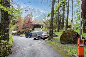 Family Apartment, Multiple Bedrooms (Plan Gorret Wonderful Flat In) | Property grounds - Plan Gorret Wonderful Flat In Courmayeur (Courmayeur)