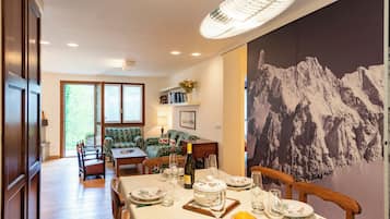 Family Apartment, Multiple Bedrooms (Plan Gorret Wonderful Flat In) | Dining