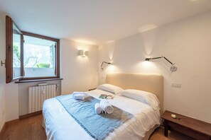 3 soverom, skrivebord for bærbar PC og strykejern/-brett