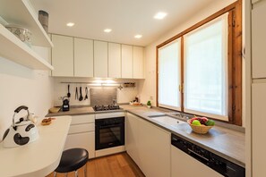 Departamento familiar, varias habitaciones (Plan Gorret Wonderful Flat In) | Cocina privada | Refrigerador, microondas, horno y parrilla de estufa 