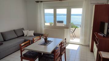 Standard-Apartment, 1 Schlafzimmer (Sea View Apartment Neti) | Wohnzimmer | 21-Zoll-Flachbildfernseher mit Digitalempfang, Fernseher