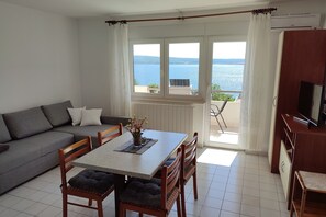 Standaard appartement, 1 slaapkamer (Sea View Apartment Neti) | Woonkamer | Een 21-inch flatscreentelevisie met digitale zenders en een televisie