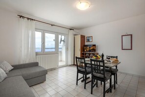 Standard-Apartment, Mehrere Schlafzimmer (Sea View Apartment Neti) | Wohnbereich | 21-Zoll-Flachbildfernseher mit Digitalempfang, Fernseher