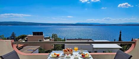 รับประทานอาหารกลางแจ้ง