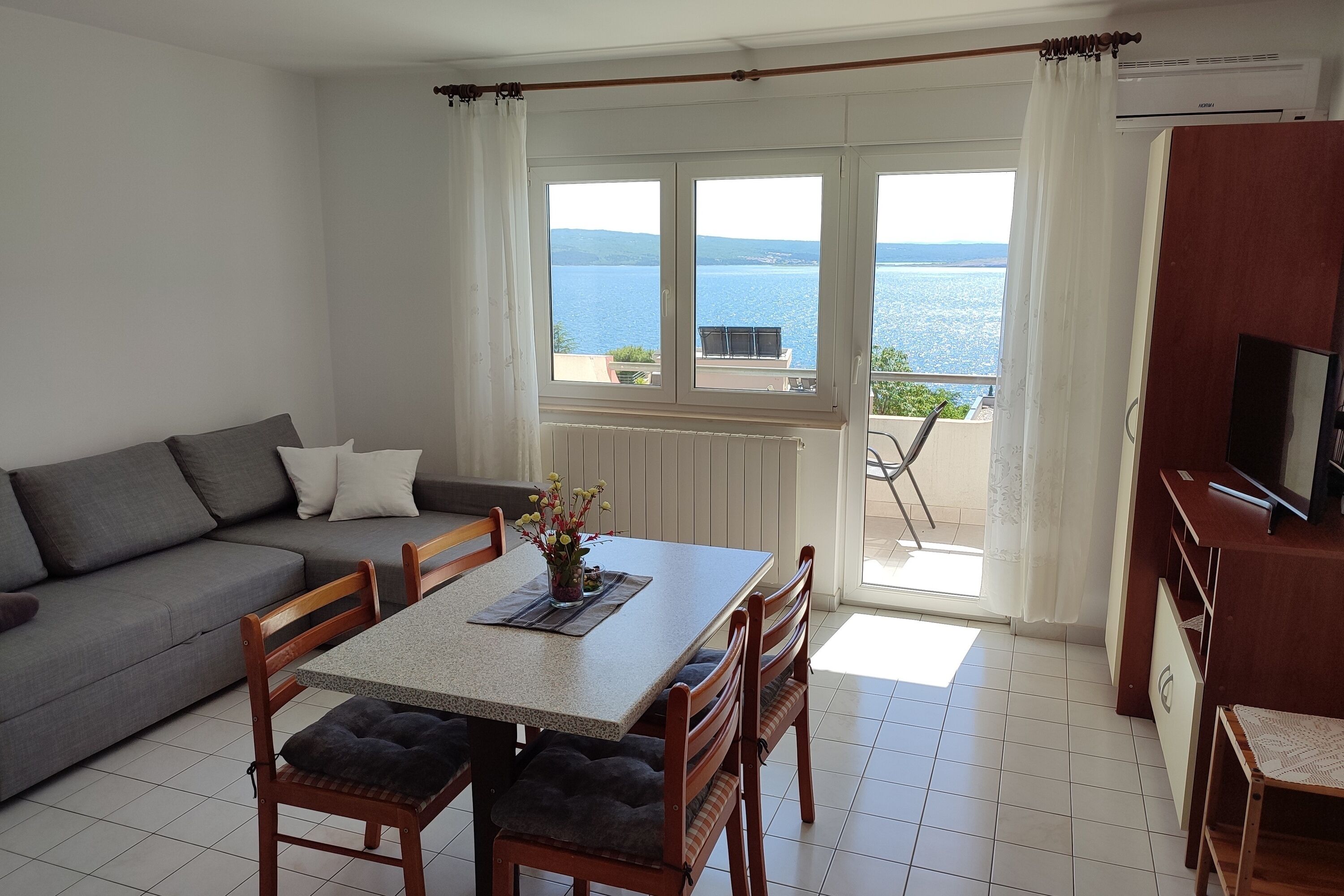 Standard-Apartment, Mehrere Schlafzimmer (Sea View Apartment Neti) | Wohnbereich | 21-Zoll-Flachbildfernseher mit Digitalempfang, Fernseher
