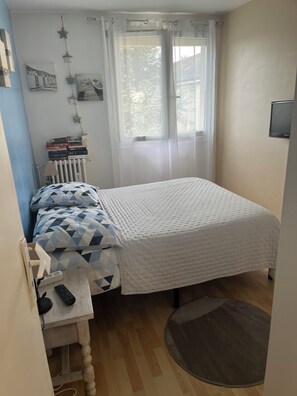 4 habitaciones, tabla de planchar con plancha y ropa de cama 