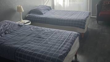 4 habitaciones, tabla de planchar con plancha y ropa de cama