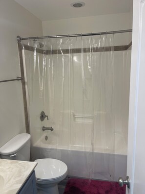 Haartrockner, Handtücher, Seife, Toilettenpapier