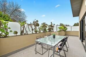 Outdoor dining - Apartment in the heart of Boronia (Boronia)