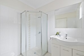Secadora de cabello, toallas, jabón, papel de baño 