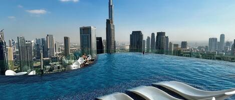 Utomhuspool och uppvärmd pool