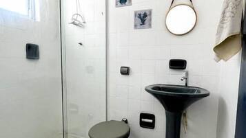 Chuveiro, toalhas de banho, sabonete, papel higiênico