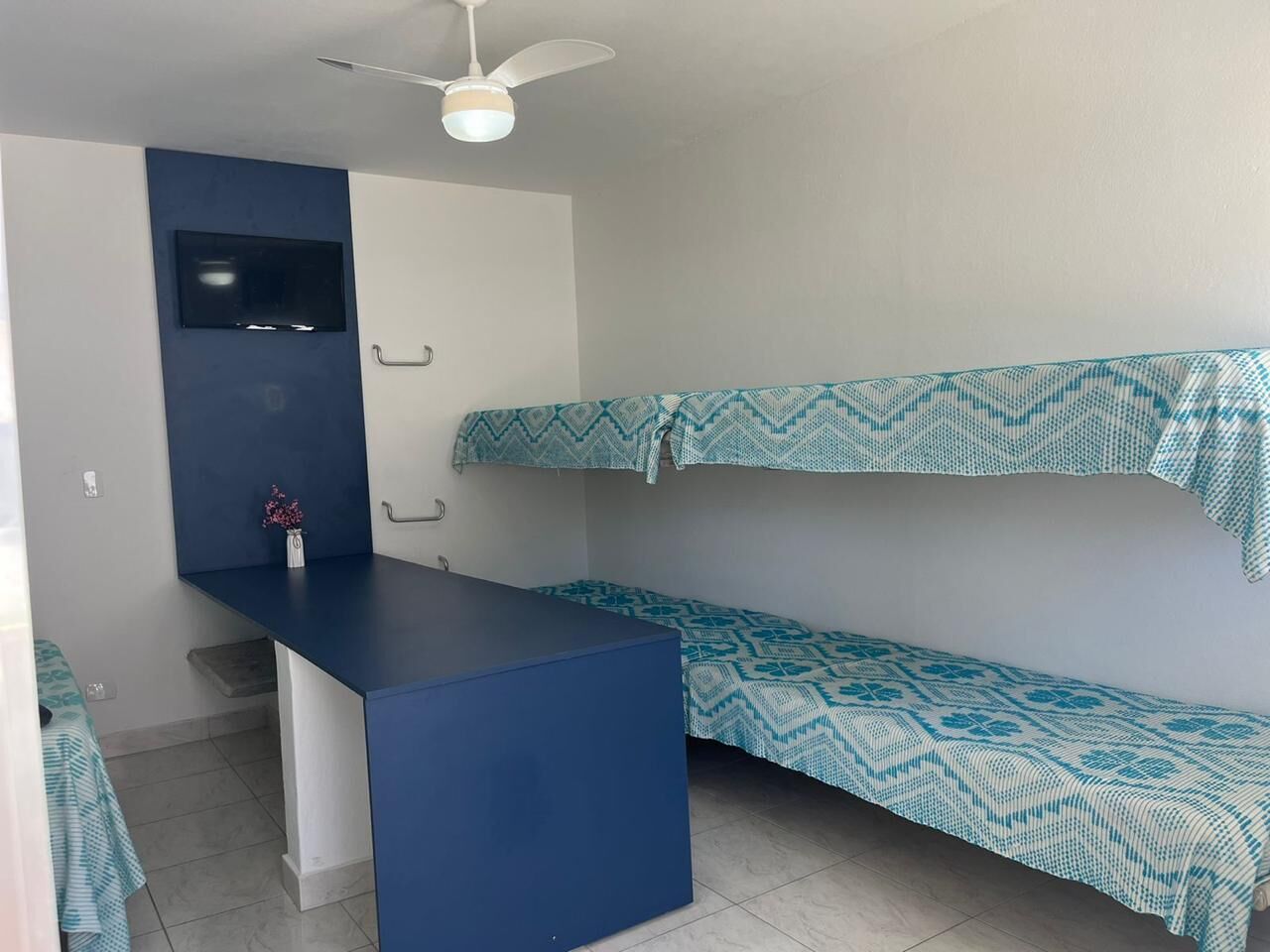 5 quartos, escrivaninha, espaço de trabalho para notebook