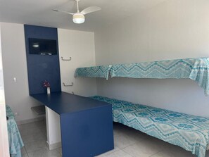 5 habitaciones, escritorio y espacio para trabajar con laptop 