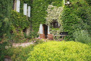 Outdoor dining - Domaine de Saint Gervais, group gite with reception room (Saint-Gervais-sur-Roubion)