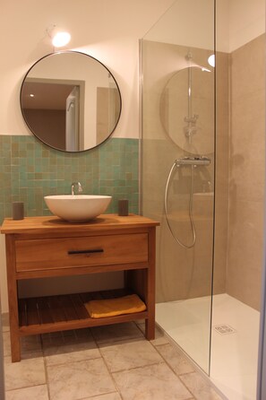 Shower, jetted bath, hair dryer, towels