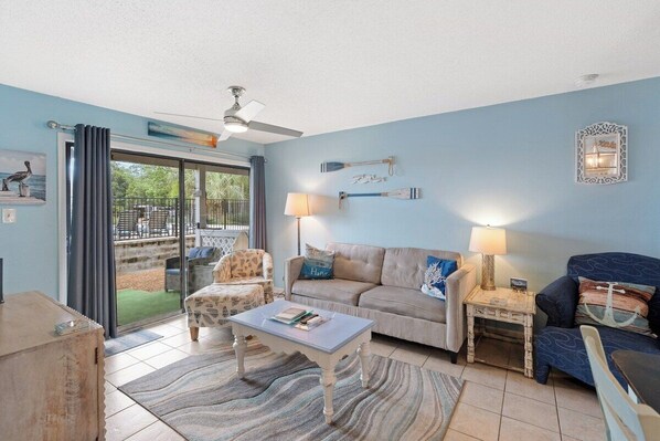 Una televisión, una oficina