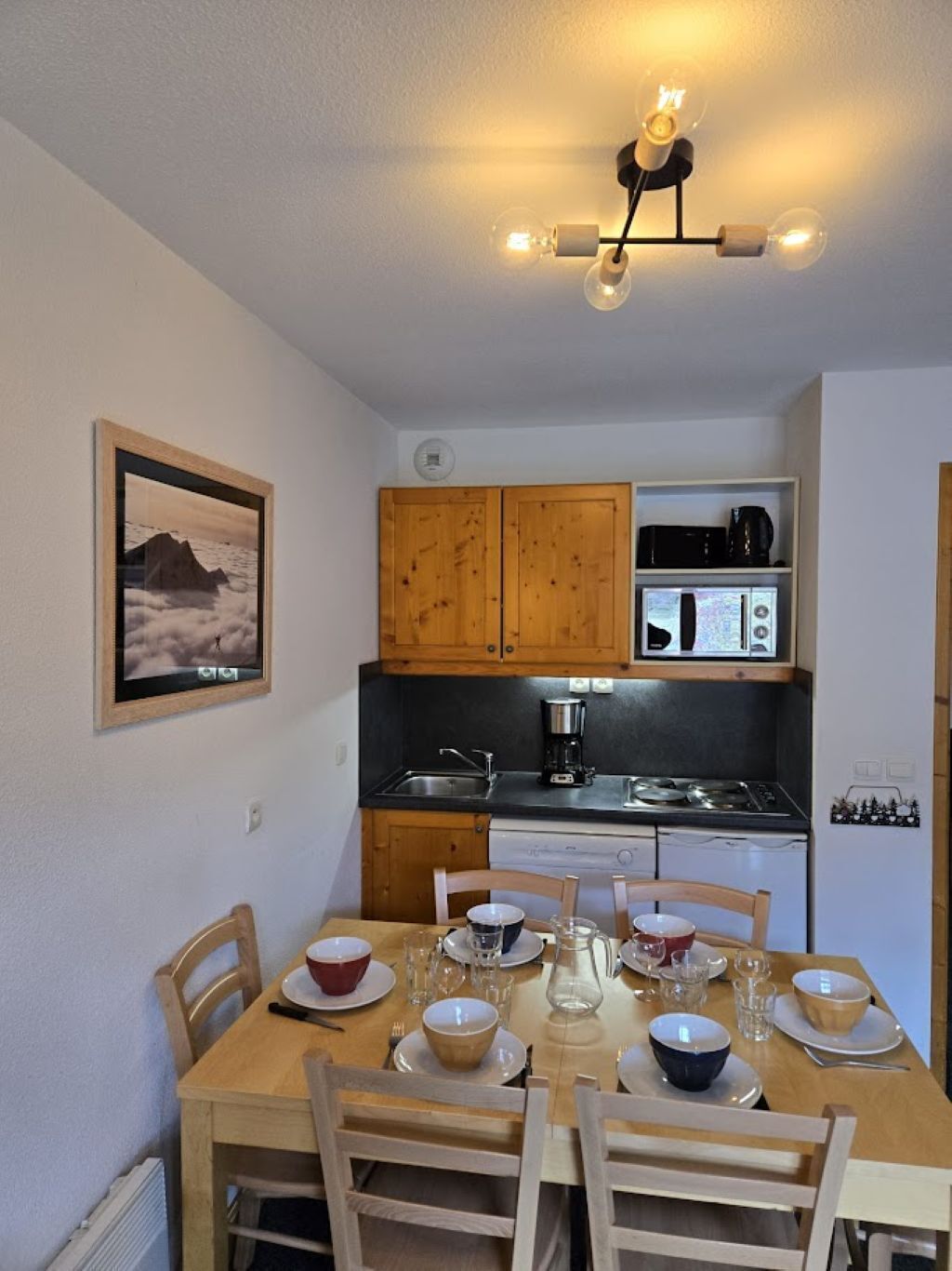 Coffee/tea maker, fridge, microwave, stovetop