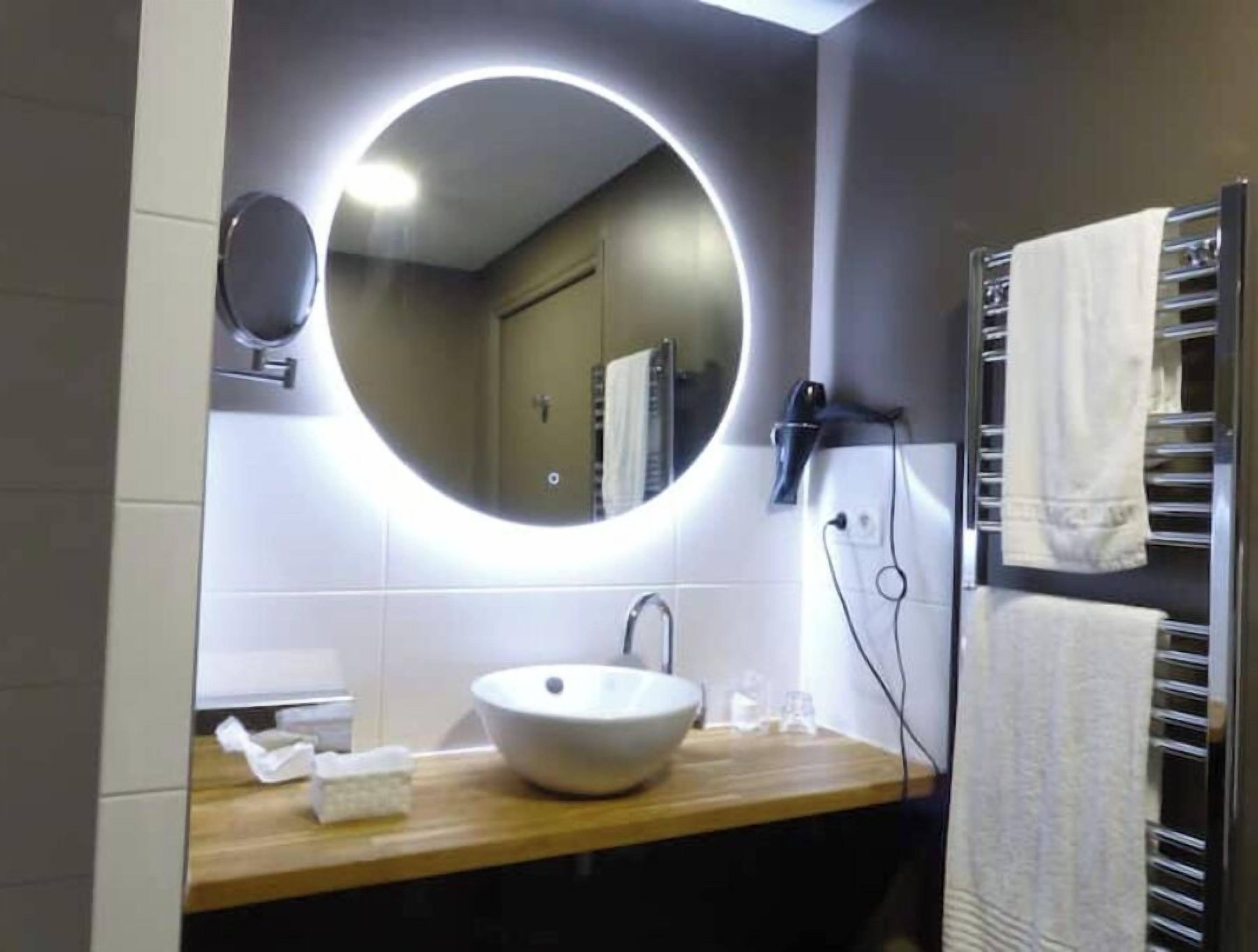 ヘアドライヤー、タオル、石鹸、トイレットペーパー