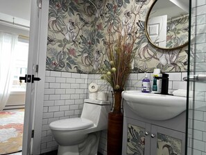 Suihku, hiustenkuivaaja, pyyhkeet, vessapaperi