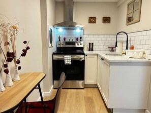 Jääkaappi, mikroaaltouuni, uuni, liesi