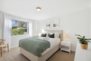 4 bedrooms, desk, iron/ironing board, WiFi