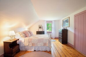 5 bedrooms, iron/ironing board, free WiFi, bed sheets - A historic, charming farmhouse in the heart of Midcoast Maine! (Dresden)