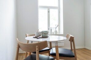 Private kitchen - A bright wooden studio for four (Turku)