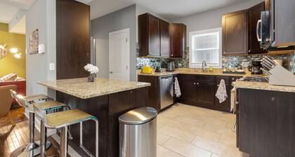 Stylish 3bd w/ backyard patio mins from Downtown!