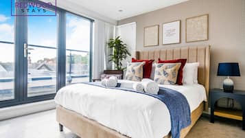 2 bedrooms, desk, iron/ironing board, WiFi