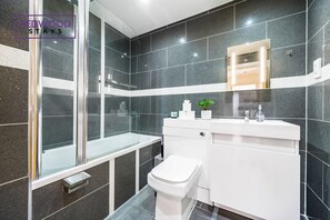 Dusche, Haartrockner, Handtücher, Shampoo