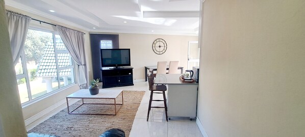 Smart TV, fireplace - Waterfall City Guest Lodge - Presidential Suite (Sandton)