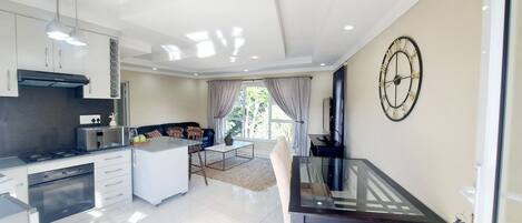 冷蔵庫、電子レンジ、オーブン、コンロ